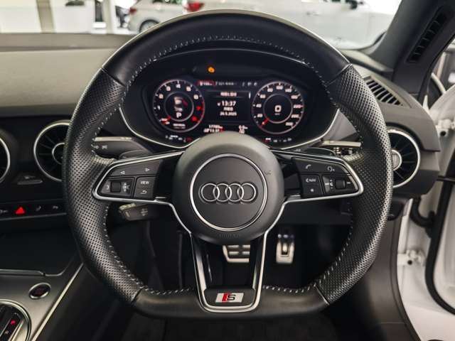 フラットボトムステアリングは、運転時に足に干渉しないTTならではの装備です。