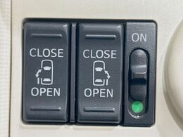 【両側パワースライドドア】スマートキーや運転席のスイッチで後席両側スライドドアの開閉が可能♪電動だから力を入れてドアを開ける必要が無く、小さなお子様でも簡単に開け閉めでき快適です♪