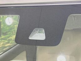 【スマートアシスト】走行中に前方の車両等を認識し、衝突しそうな時は警報とブレーキで衝突回避と被害軽減をアシスト。より安全にドライブをお楽しみいただけます。