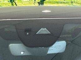 【スマートブレーキサポート】走行中に前方の車両等を認識し、衝突しそうな時は警報とブレーキで衝突回避と被害軽減をアシスト。より安全にドライブをお楽しみいただけます。