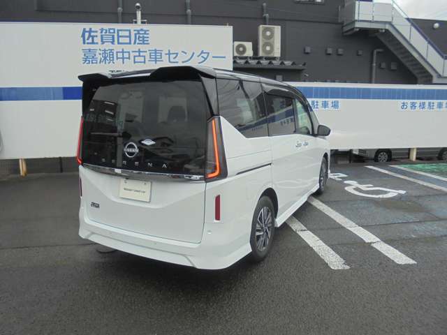 多人数で乗ることができて荷物も載せることができる便利なお車です！