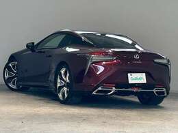 お車を左後ろから見るとこのような感じになります。テールランプやドアバイザー等装備品を確認できます。