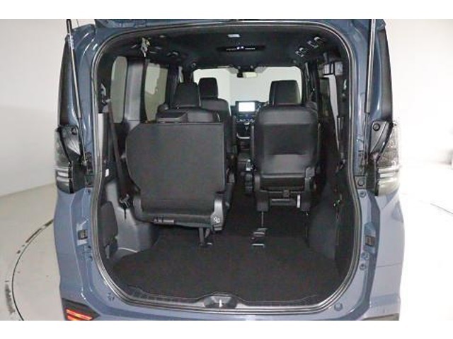 分割可倒式のシート！片方倒せば長めの荷物、両方倒せばたくさんの荷物を積むことができます。