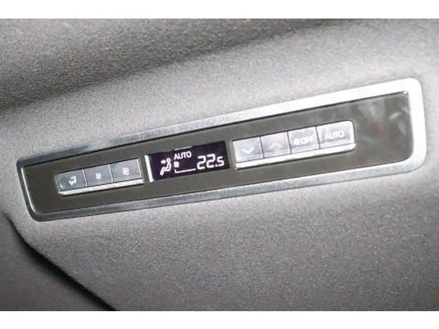 使いやすいレイアウトの後席用エアコンスイッチです。