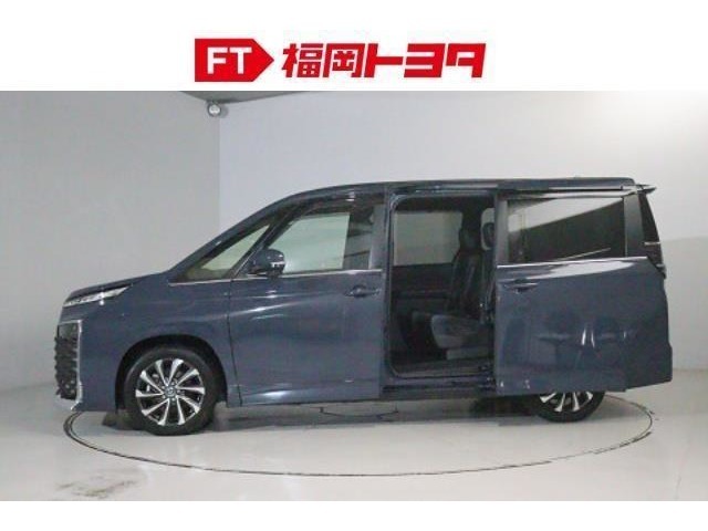 スライドドアは狭い場所での乗り降りにとても便利です。