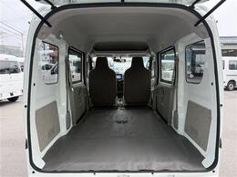 荷室はシートフラットになるので、お仕事の道具などを積むのに便利です！