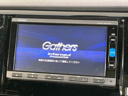 【純正ナビ】人気の純正ナビを装備しております。ナビの使いやすさはもちろん、オーディオ機能も充実！キャンプや旅行はもちろん、通勤や買い物など普段のドライブも楽しくなるはず♪