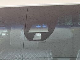 【シティブレーキアクティブシステム】低速走行中に前方の車両等を認識し、衝突しそうな時は警報とブレーキで衝突回避と被害軽減をアシスト。より安全にドライブをお楽しみいただけます。