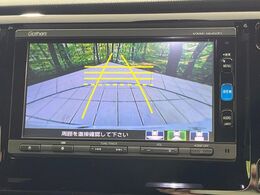 【バックカメラ】駐車時に後方がリアルタイム映像で確認できます。大型商業施設や立体駐車場での駐車時や、夜間のバック時に大活躍！運転スキルに関わらず、今や必須となった装備のひとつです！