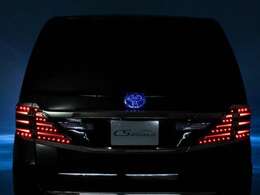【VALENTIテールランプ】装備！LEDライトバーによる点灯が幻想的なリアビューを演出し、後続車の目を釘付けにします。こだわりのあるユーザー様も大満足間違いなし！