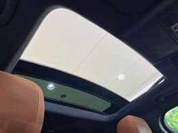 ◆スライディングパノラミックルーフ解放感溢れる『車内には爽やかな風や太陽の穏やかな光が差し込みます』