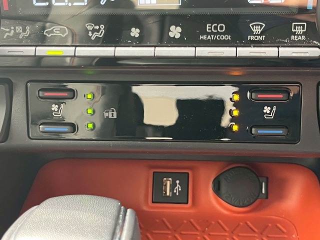 【シートヒーター＆シートクーラー】高級車にふさわしい快適装備で、夏場は座面から涼しい風が、冬場は身体の芯からポカポカになりますね。