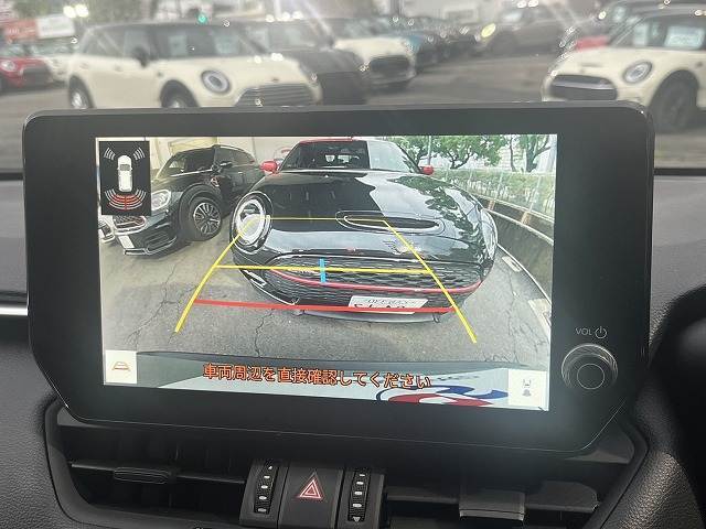 【カラーバックモニター】を装備しております。リアの映像がカラーで映し出されますので日々の駐車も安心安全です。