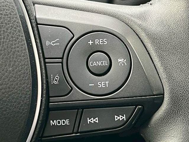 【レーダークルーズコントロール】装備車両です。レーダーやカメラを使って前を走るクルマの状況を検知して速度を調整してくれます。遠距離ドライブの高速道路などでは大活躍で疲労軽減に役立ちます。