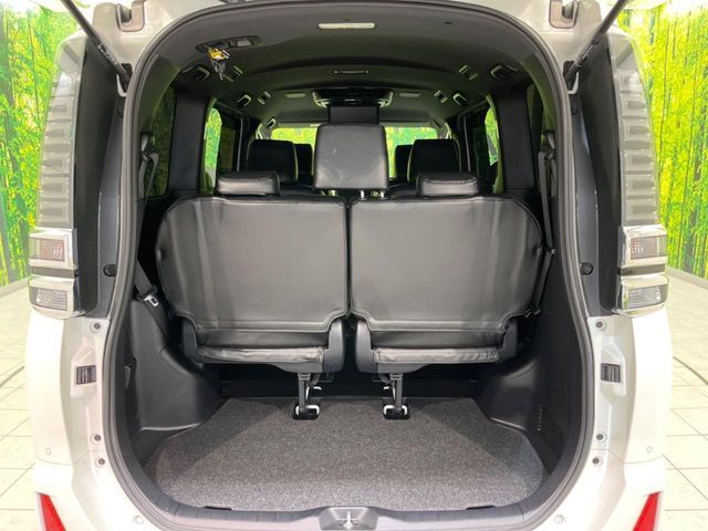 普段のお買い物や通勤、送迎等に十分な荷室スペースを確保しております。サードシートを倒すと、大きな荷物の積載も可能です♪
