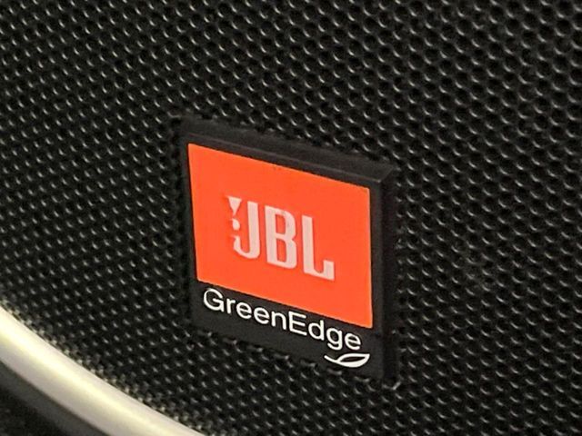 【JBLサウンドシステム】メーカーオプションの高品位サウンドシステムを搭載。専用のチューニングが施された大小様々なスピーカーから良質なサウンドが奏でられ、臨場感あふれる音響空間を演出します。