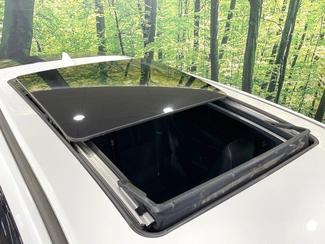 【大型サンルーフ】車内の解放感が一気に上がる大型のパノラマルーフ！季節を問わず開放的で快適なドライブをお楽しみいただけます。流通量も少なく希少価値の高い人気の装備です♪