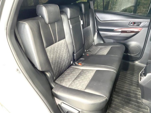 運転席シート廻りは使用感も少なく、良好な状態となっています。前オーナー様が丁寧に使っていたことがよくわかりますね。後部座席も気になるようなキズ・汚れやへたり等、大きなダメージはなく、良好な状態です。