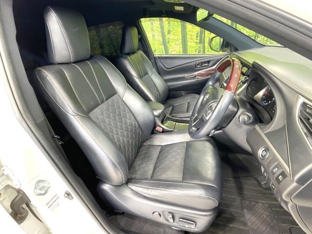 運転席シート廻りは使用感も少なく、良好な状態となっています。前オーナー様が丁寧に使っていたことがよくわかりますね。