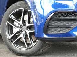 足元には洗練されたデザインのAMG21インチ5ツインスポークアルミホイールを装備しています！メルセデスベンツ特有の安心・安定感のあるブレーキシステムも好評です！TEL：047-307-9933