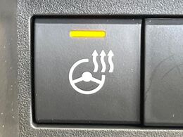 【ステアリングヒーター】冬場に冷たくなりやすい革巻きステアリングを、スイッチ一つで素早く適温に！エアコンよりも早く温まってくれるので、寒い日の運転も快適になりますね♪