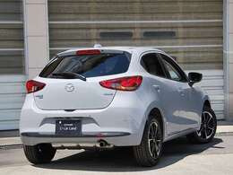 マツダが追い求めた「魂動デザイン」が息づくMAZDA2。研ぎ澄まされたフォルムは、まるで生命が宿ったかのよう。繊細な光の移ろいが、所有する喜びと誇りをもたらします。