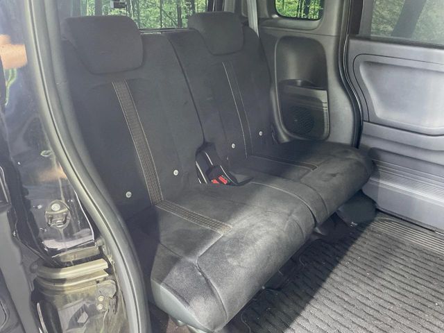 後部座席も気になるようなキズ・汚れやへたり等、大きなダメージはなく、良好な状態です。