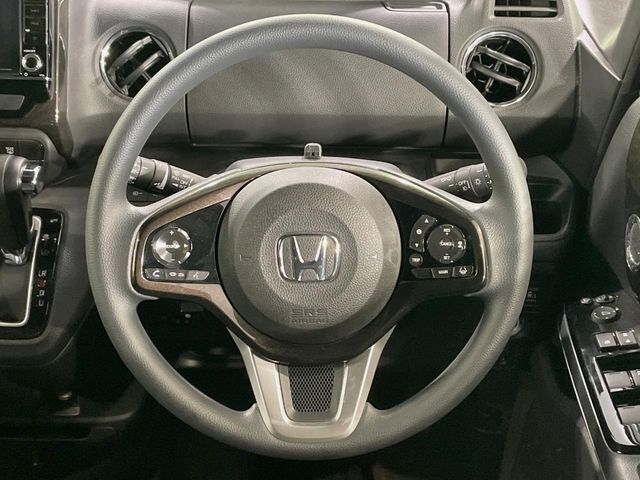 インテリアに合わせたデザインのステアリングは、運転される方のことも考え、運転しやすい形状、大きさです。是非一度、実際に触ってお確かめください。