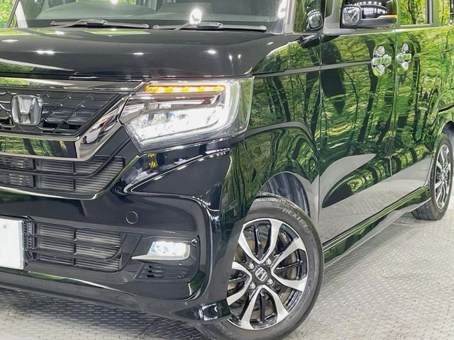 【LEDヘッドライト】悪天候や夜間走行時も良好な視界を確保し安心して運転できる高輝度LEDヘッドライトを装備！点灯速度が早く、消費電力も抑えられています。