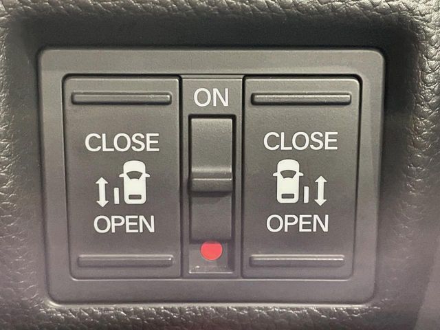 【両側パワースライドドア】スマートキーや運転席のスイッチで後席両側スライドドアの開閉が可能♪電動だから力を入れてドアを開ける必要が無く、小さなお子様でも簡単に開け閉めでき快適です♪