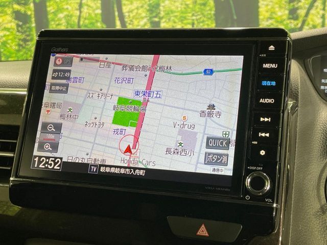 【純正ナビ】人気の純正8型ナビを装備。オーディオ機能も充実しており、Bluetooth接続すればお持ちのスマホやMP3プレイヤーの音楽を再生可能！毎日の運転がさらに楽しくなります！！