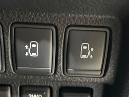 【両側パワースライドドア】スマートキーや運転席のスイッチで後席両側スライドドアの開閉が可能♪電動だから力を入れてドアを開ける必要が無く、小さなお子様でも簡単に開け閉めでき快適です♪