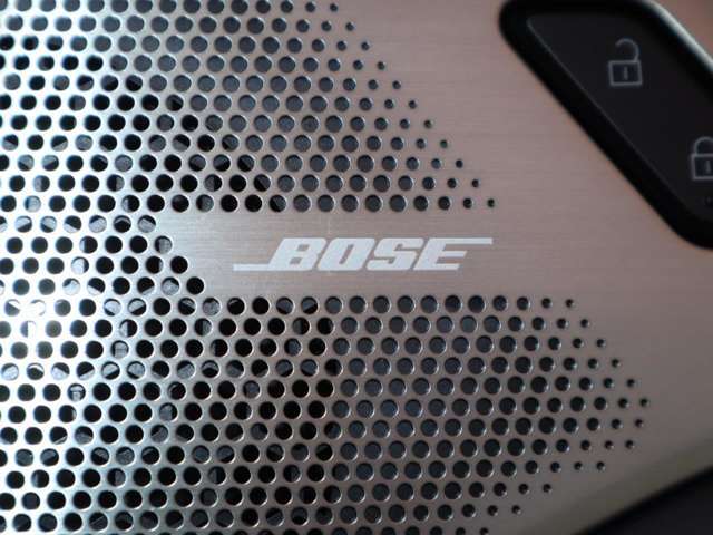 BOSEサウンドシステムを搭載。「良い音を出す」ではなく、その車種のごとに特徴を計算（車種専用設計）し、「反響音」を作り出すことによってどの座席でも自分中心で音が聴こえ、「心地よい空間」を作り出します。