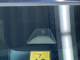 【ホンダセンシング】走行中に前方の車両等を認識し、衝突しそうな時は警報とブレーキで衝突回避と被害軽減をアシスト。より安全にドライブをお楽しみいただけます。