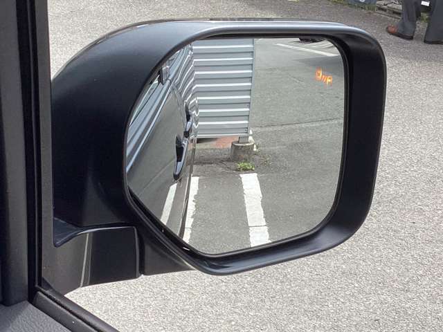 【後側方車両検知警報システム】斜め後方・隣レーンからの接近車両を検知し、ドアミラーインジケーターの点灯で存在を告知！その状態で車両のいる方にウインカーを出すと警報ブザーで注意を促します！