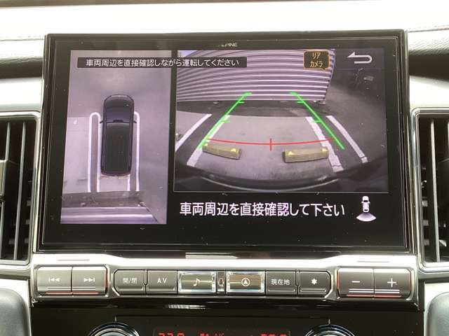 全方位モニターは4つのカメラで捉えた映像を合成して真上からの映像に見せて表示します。駐車場の白線も映るので真っすぐ駐車もしやすいですよ！
