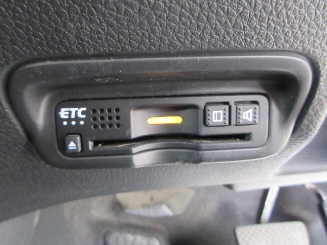 『ETC搭載』　高速利用時に便利なETCを搭載しております。高速道路での利用がスムーズになります！これで長旅も楽々♪納車時にセットアップをさせていただきますので、カードを差し込むだけでご利用いただけま