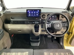 車内は光触媒抗菌消臭施工済です。インパネ周りはスタイリッシュなデザインで機能や装備も充実しています。グローブボックスやカップホルダーのほかにトレーなどたくさんの収納スペースが付いています。