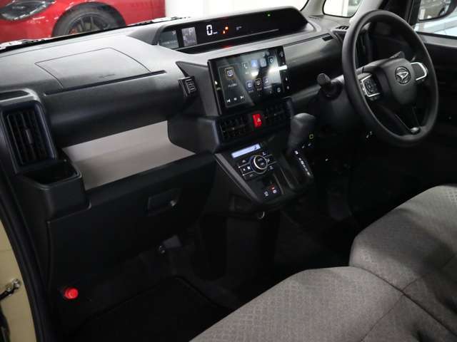 当社販売担当者、仕入担当者、リフトに持ち上げ車検検査員による下廻りチェックをクリアした高品質車を展示しております。