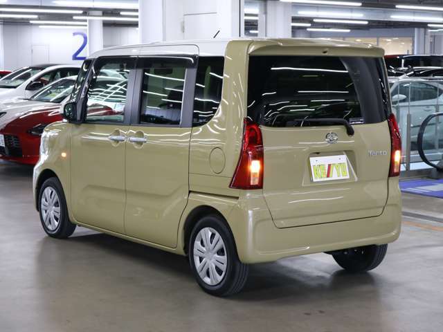 雨が降ってもゆったりと車選びができる全天候型立体展示場！エスカレーター完備！