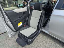 助手席電動リフトアップシートです　リモコンも付属しています。