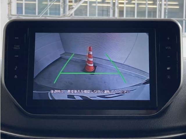 バックモニター付きです。車の後方に小型カメラが付いており、バックする際の後方の様子をモニター上に表示します。