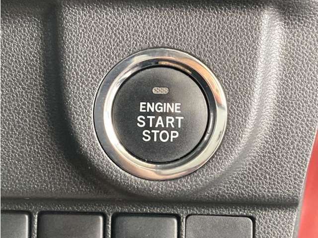 エンジンスタートボタンです。キーが車内にあれば、エンジンの始動・停止はブレーキを踏んでスイッチを押すだけ！キーを取り出す手間を省き、ワンプッシュでエンジンを操作するので簡単でスムーズです。