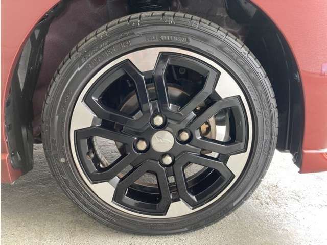 アルミホイール付き！「純正」なので車のデザインともマッチしています。お洒落は足元から。。。といいますから♪