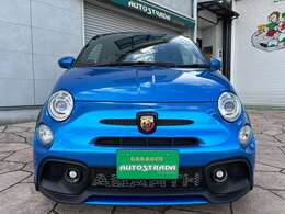 ボディカラーは、「131 Rally」をイメージしたブルーを基調に、ルーフやリップスポイラー、フェンダーアーチ、サイドスカートをブラック仕上げとしたビコローレ（2トーンカラー）ネロスコルピオーネ/ブルーラリー