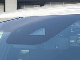 【スマートブレーキサポート】走行中に前方の車両等を認識し、衝突しそうな時は警報とブレーキで衝突回避と被害軽減をアシスト。より安全にドライブをお楽しみいただけます。