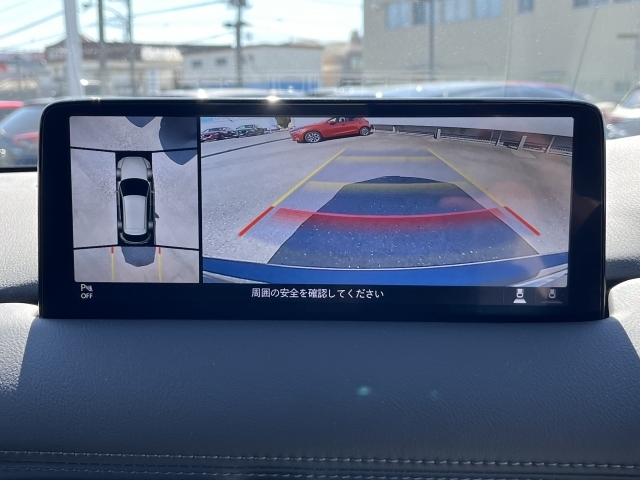 狭い場所での駐車やすれ違いなどでより的確な運転操作に役立つ360°ビューモニターが装備されています。