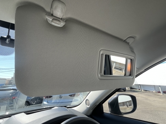 運転席サンバイザー内側にはミラーが装備☆ちょっとした身だしなみの確認が可能です！