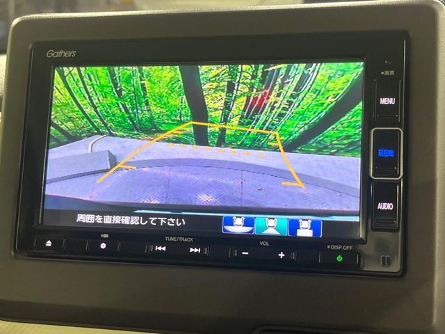 【バックカメラ】駐車時に後方がリアルタイム映像で確認できます。大型商業施設や立体駐車場での駐車時や、夜間のバック時に大活躍！運転スキルに関わらず、今や必須となった装備のひとつです！