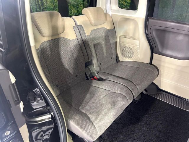後部座席も気になるようなキズ・汚れやへたり等、大きなダメージはなく、良好な状態です。